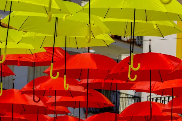 五颜六色的雨伞城市街道装饰 在蓝天上悬挂五颜六色的雨伞 旅游胜地 — 图库照片