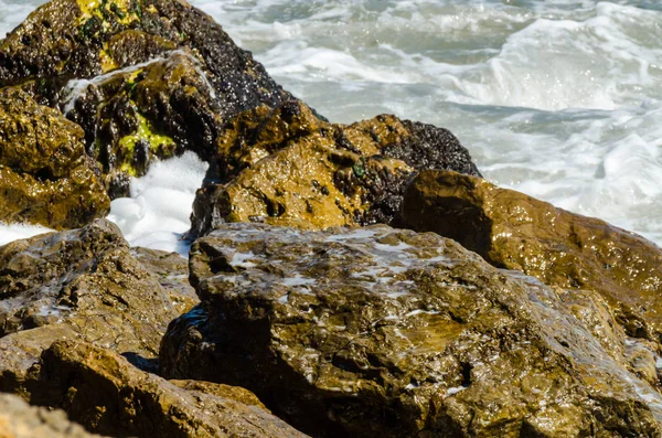 Mavi Yaz Dalgası Kayaları Ile Şaşırtıcı Deniz Rahatlatıcı Kaya Manzarası — Stok fotoğraf