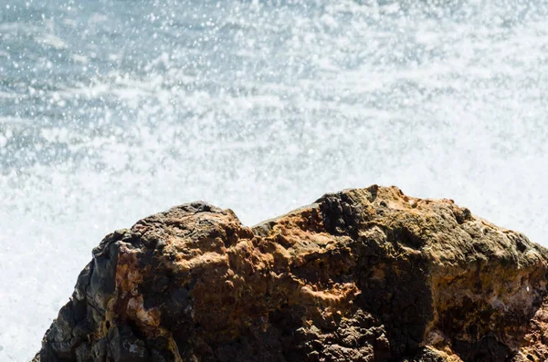 Дивовижне Море Блакитною Літньою Хвилею Камінням Розслабляючий Вид Скелі Воду — стокове фото