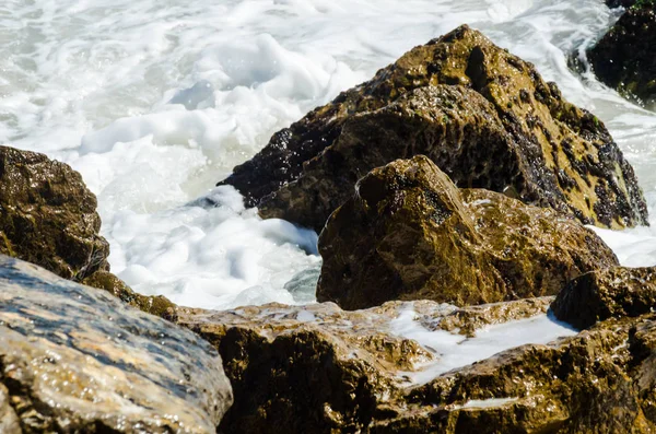 Úžasné Moře Modrou Letní Vlnou Skalami Relaxační Výhled Skály Vodu — Stock fotografie