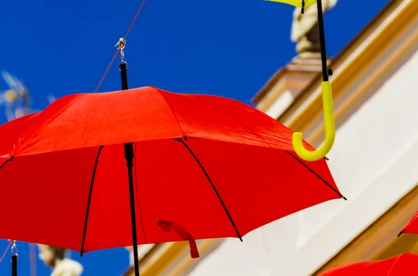 Paraguas Coloridos Decoración Urbana Calle Colgando Paraguas Colores Sobre Cielo — Foto de Stock