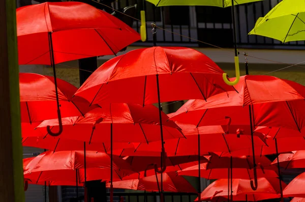 五颜六色的雨伞城市街道装饰 在蓝天上悬挂五颜六色的雨伞 旅游胜地 — 图库照片
