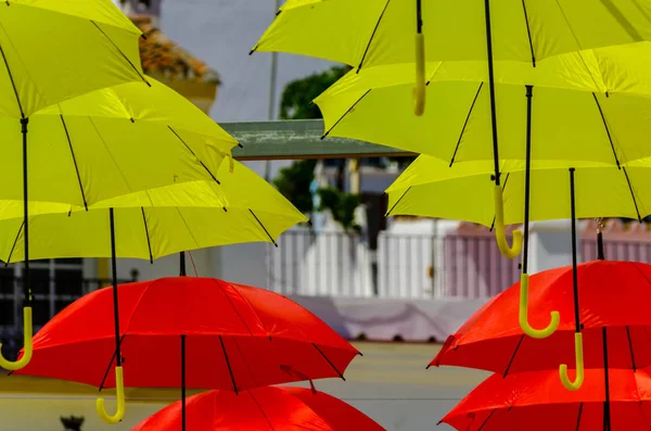 Красочные Зонтики Украшения Городских Улиц Висящие Красочные Зонтики Над Голубым — стоковое фото