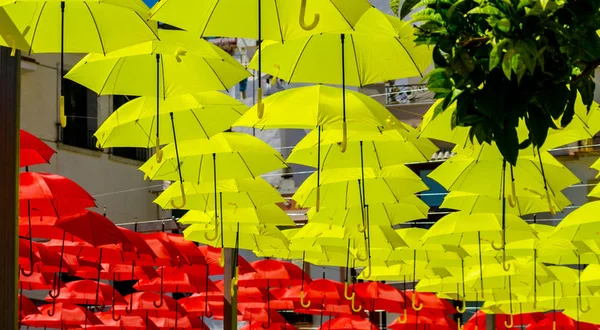 Bunte Regenschirme Schmücken Die Straßen Hängende Bunte Sonnenschirme Über Blauem — Stockfoto