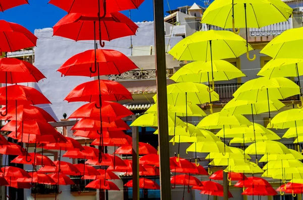 Paraguas Coloridos Decoración Urbana Calle Colgando Paraguas Colores Sobre Cielo — Foto de Stock