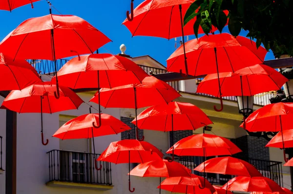 Paraguas Coloridos Decoración Urbana Calle Colgando Paraguas Colores Sobre Cielo — Foto de Stock