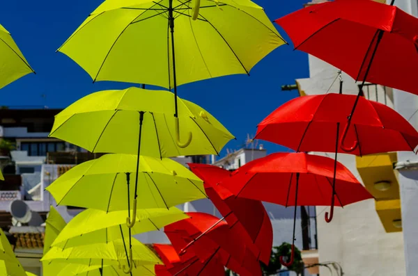 Colorido Guarda Chuvas Decoração Urbana Rua Pendurado Guarda Chuvas Coloridos — Fotografia de Stock