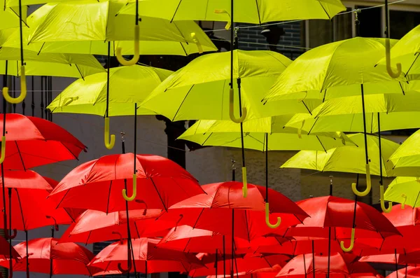 Městské Pouliční Dekorace Barevné Deštníky Závěsné Barevné Deštníky Nad Modrou — Stock fotografie
