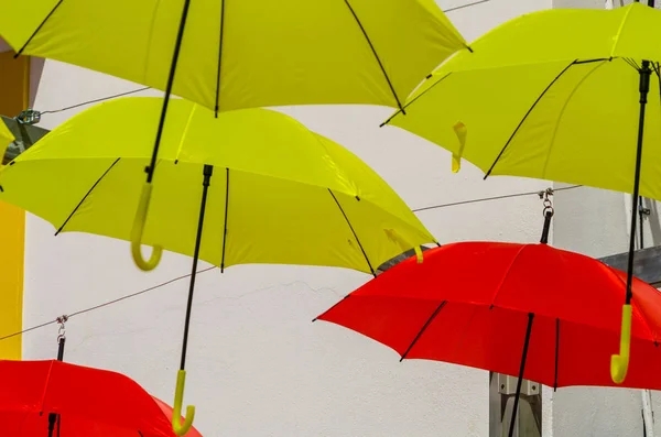 Paraguas Coloridos Decoración Urbana Calle Colgando Paraguas Colores Sobre Cielo — Foto de Stock