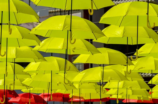 Colorido Guarda Chuvas Decoração Urbana Rua Pendurado Guarda Chuvas Coloridos — Fotografia de Stock