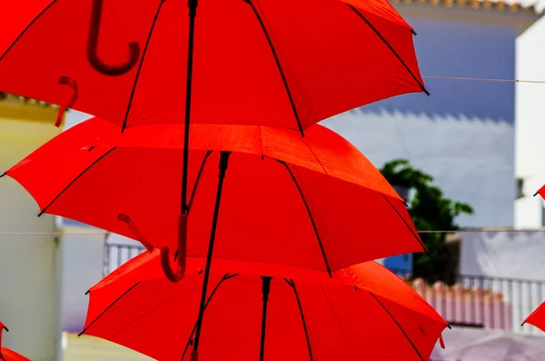 Parapluies Colorés Décoration Urbaine Rue Parapluies Colorés Suspendus Sur Ciel — Photo