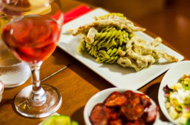 makarna, et ve sos, İtalyan yemek, hızlı ve basit bir tabak, öğle veya akşam yemeği ile lezzetli yemek