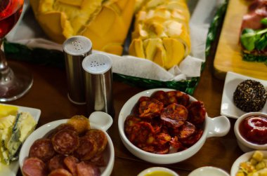 Küçük porsiyonlar, sağlıklı ve lezzetli aperatifler, diyet yemekleri farklı meze ile ayarla