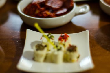 Küçük porsiyonlar, sağlıklı ve lezzetli aperatifler, diyet yemekleri farklı meze ile ayarla