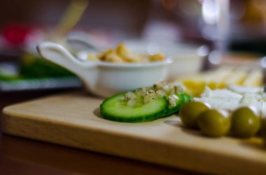 Küçük porsiyonlar, sağlıklı ve lezzetli aperatifler, diyet yemekleri farklı meze ile ayarla