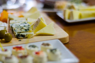 Küçük porsiyonlar, sağlıklı ve lezzetli aperatifler, diyet yemekleri farklı meze ile ayarla