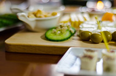 Küçük porsiyonlar, sağlıklı ve lezzetli aperatifler, diyet yemekleri farklı meze ile ayarla