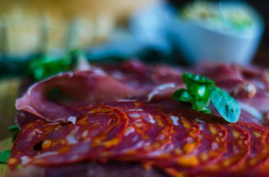 etler ve diğer başlangıç olarak, küçük yemekler, mezeler kümesi, lezzetli bir set çeşitli yönetim kurulu