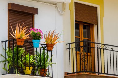 Metal korkuluk, sağlam mimari öğesi, dinlenme ve rahatlama, vintage dekor, balkon bir mekan olan şık balkon