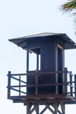 Kurtarma kulübe güvenli bir kumlu plajda sakin okyanus, güzel bir güneşli gün, tatil