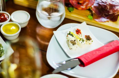 Küçük porsiyonlar, sağlıklı ve lezzetli aperatifler, diyet yemekleri farklı meze ile ayarla