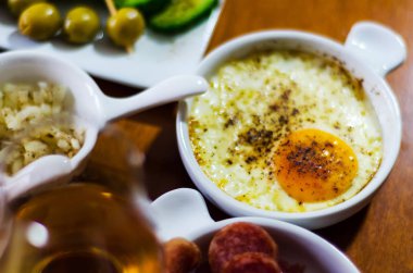 Küçük porsiyonlar, sağlıklı ve lezzetli aperatifler, diyet yemekleri farklı meze ile ayarla