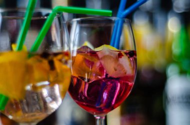 Cin, kendine özgü bitkisel lezzet, bar üzerinde dayalı taze ve serinletici kokteyller