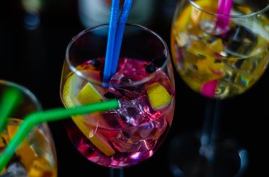 Cin, kendine özgü bitkisel lezzet, bar üzerinde dayalı taze ve serinletici kokteyller