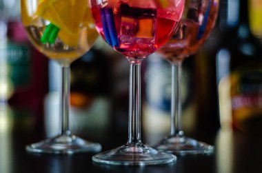 Cin, kendine özgü bitkisel lezzet, bar üzerinde dayalı taze ve serinletici kokteyller