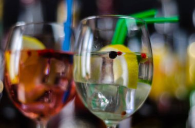 Cin, kendine özgü bitkisel lezzet, bar üzerinde dayalı taze ve serinletici kokteyller