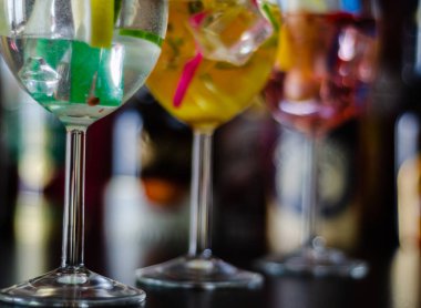 Cin, kendine özgü bitkisel lezzet, bar üzerinde dayalı taze ve serinletici kokteyller