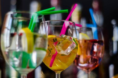 Cin, kendine özgü bitkisel lezzet, bar üzerinde dayalı taze ve serinletici kokteyller