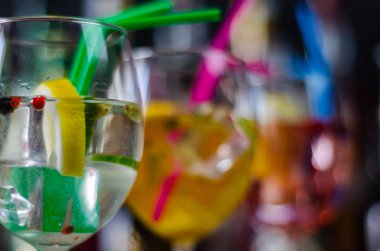 Cin, kendine özgü bitkisel lezzet, bar üzerinde dayalı taze ve serinletici kokteyller