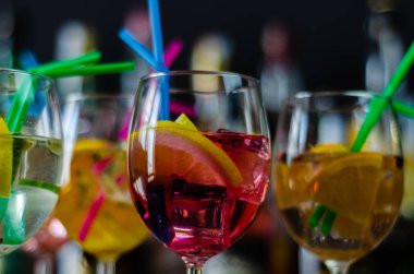 Cin, kendine özgü bitkisel lezzet, bar üzerinde dayalı taze ve serinletici kokteyller