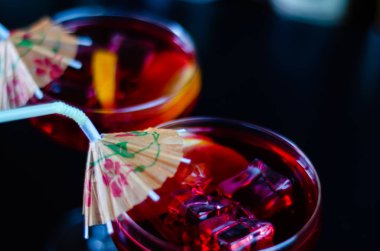 Sangria İspanya'dan geleneksel bir meyveli kokteyl dayalı tatlı şarap ve meyve, serinletici bir içecek