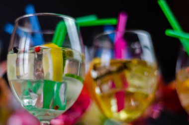 Cin, kendine özgü bitkisel lezzet, bar üzerinde dayalı taze ve serinletici kokteyller