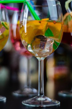 Cin, kendine özgü bitkisel lezzet, bar üzerinde dayalı taze ve serinletici kokteyller