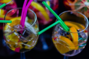 Cin, kendine özgü bitkisel lezzet, bar üzerinde dayalı taze ve serinletici kokteyller