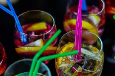 Cin, kendine özgü bitkisel lezzet, bar üzerinde dayalı taze ve serinletici kokteyller