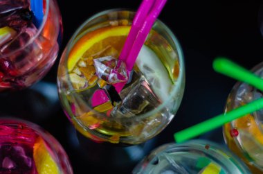 Cin, kendine özgü bitkisel lezzet, bar üzerinde dayalı taze ve serinletici kokteyller