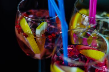 Cin, kendine özgü bitkisel lezzet, bar üzerinde dayalı taze ve serinletici kokteyller