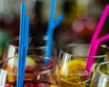 Cin, kendine özgü bitkisel lezzet, bar üzerinde dayalı taze ve serinletici kokteyller