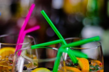 Cin, kendine özgü bitkisel lezzet, bar üzerinde dayalı taze ve serinletici kokteyller