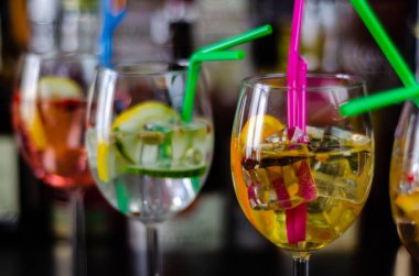 Cin, kendine özgü bitkisel lezzet, bar üzerinde dayalı taze ve serinletici kokteyller