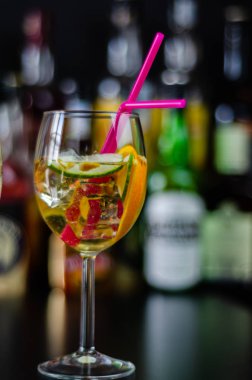 Cin, kendine özgü bitkisel lezzet, bar üzerinde dayalı taze ve serinletici kokteyller