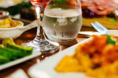 Küçük porsiyonlar, sağlıklı ve lezzetli aperatifler, diyet yemekleri farklı meze ile ayarla