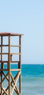 Kurtarma kulübe güvenli bir kumlu plajda sakin okyanus, güzel bir güneşli gün, tatil