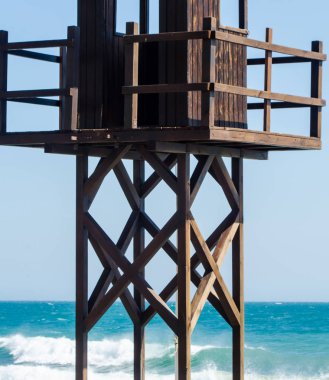 Kurtarma kulübe güvenli bir kumlu plajda sakin okyanus, güzel bir güneşli gün, tatil