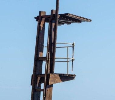Kurtarma kulübe güvenli bir kumlu plajda sakin okyanus, güzel bir güneşli gün, tatil
