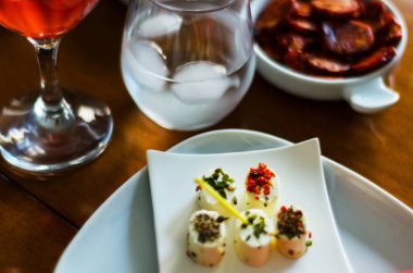 Küçük porsiyonlar, sağlıklı ve lezzetli aperatifler, diyet yemekleri farklı meze ile ayarla